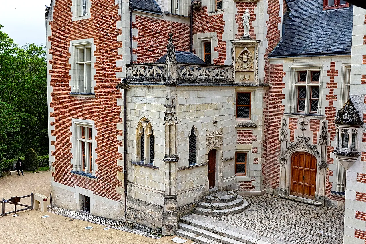 The red-brick and white-stone facade of the Château du Clos Lucé with its Gothic oratory